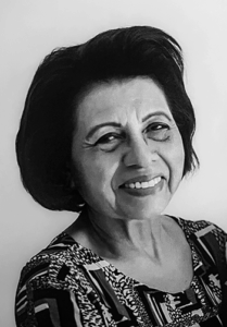 Retrato em preto e branco da Professora Rosário Cabral, sorrindo