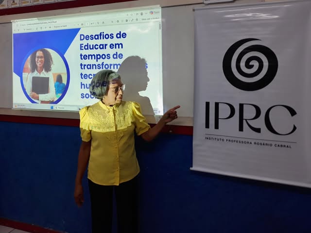 Professora Rosário Cabral ministrando palestra sobre os desafios de educar em tempos de transformações tecnológicas, em Rodolfo Fernandes/RN